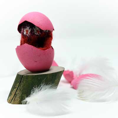 Kreative Osterdekoration mit Minipullovern: Der rote schlüpft